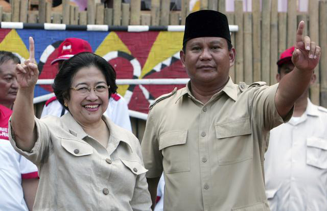 Jurus Prabowo Luluhkan Mega