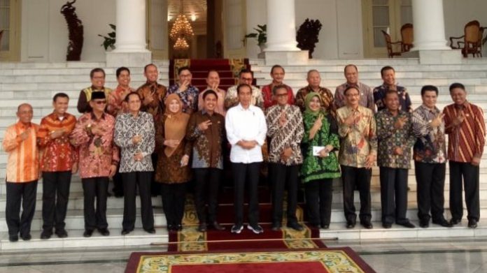Jokowi Diajak “Joget” Dua Jari