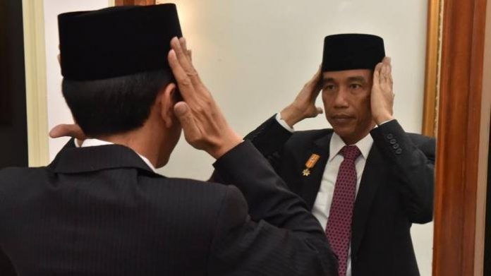 Jokowi Hormat Lagu, Emang Salah?