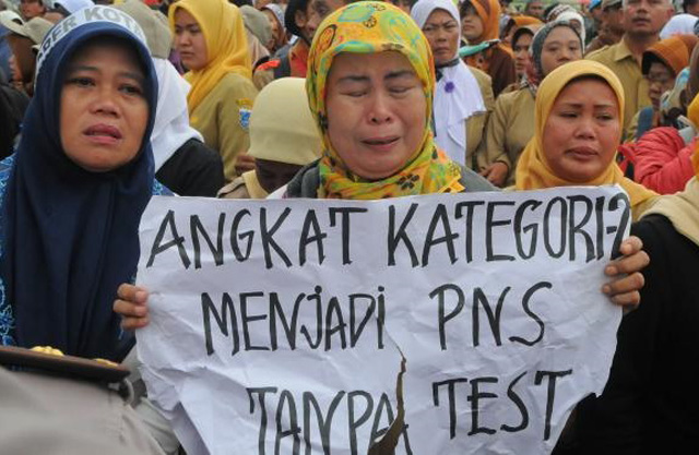 Demo Guru Honorer, Jokowi Genggam Bara
