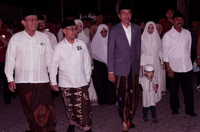Jokowi, Dilema Sarungan vs Cingkrangan