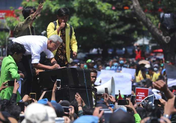 Ganjar Pranowo Menghadapi Demonstrasi