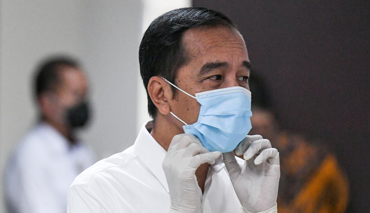 Presiden Jokowi kala meninjau Rumah Sakit Darurat COVID-19 yang sebelumnya merupakan Wisma Atlet Kemayoran, Jakarta