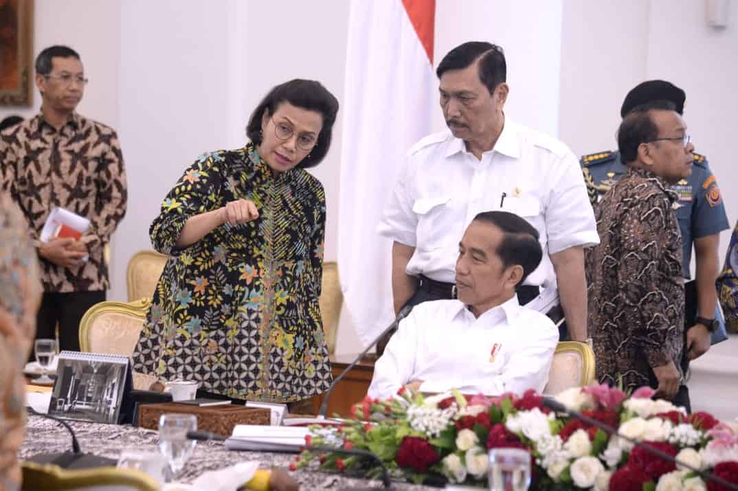 Stimulus ekonomi Covid-19 yang telah dikeluarkan Presiden Jokowi dinilai kontraproduktif dengan berbagai kebijakan populis selama ini yang kemudian menimbulkan tanda tanya.