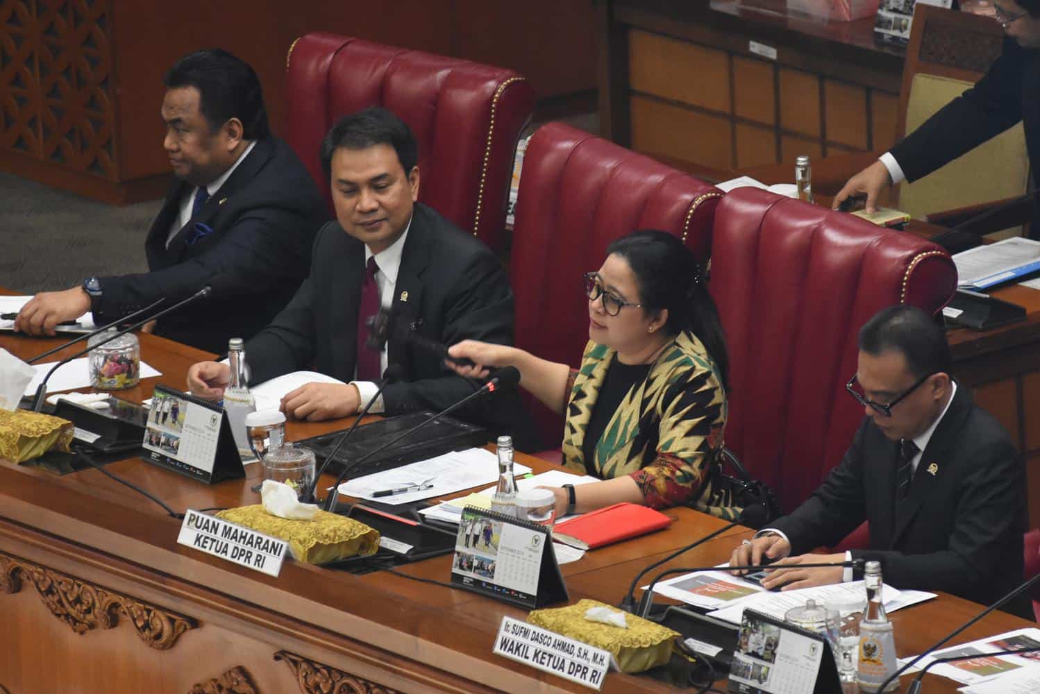 Hiruk pikuk dua lembaga kekuasaan di Indonesia menelurkan berbagai regulasi di tengah pandemi Covid-19 nyatanya di satu sisi dianggap memanfaatkan minimnya resistensi publik terhadap potensi penilaian kontroversial.