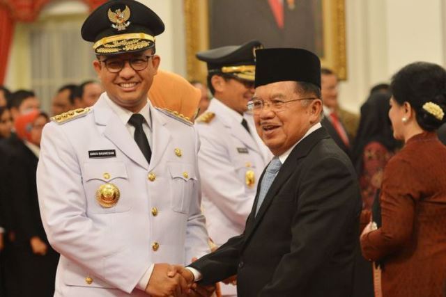 Gubernur DKI Jakarta Anies Baswedan bersama dengan mantan Wakil Presiden Jusuf Kalla