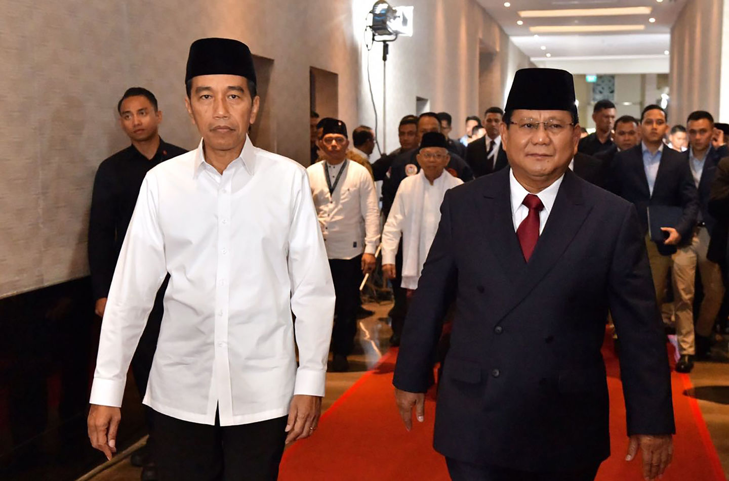 Presiden Jokowi bersama dengan Menteri Pertahanan Prabowo Subianto