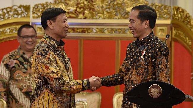 Ketua Wantimpres Wiranto berjabat tengan dengan Presiden Jokowi