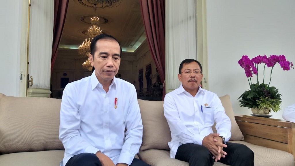 Presiden Jokowi bersama dengan Menteri Kesehatan Terawan