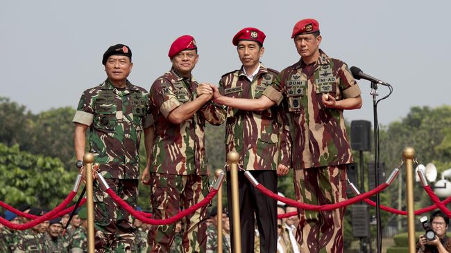 Presiden Jokowi bersama dengan KSP Moeldoko, mantan Panglima TNI Gatot Nurmantyo, dan Kepala BNPB Doni Monardo