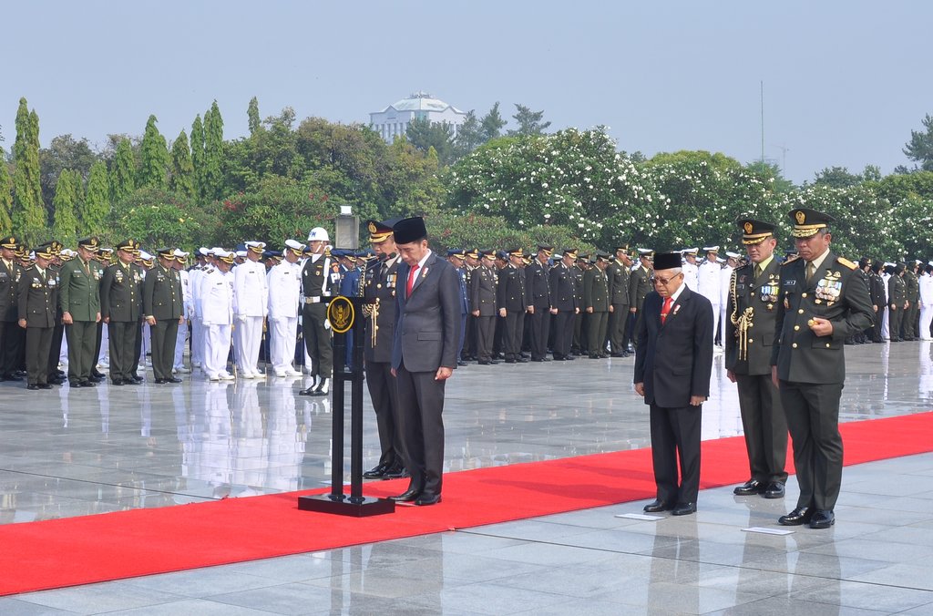 Presiden Joko Widodo menjadi inspektur upacara dalam rangka peringatan Hari Pahlawan tahun 2019 di Taman Makam Pahlawan Kalibata, Jakarta.