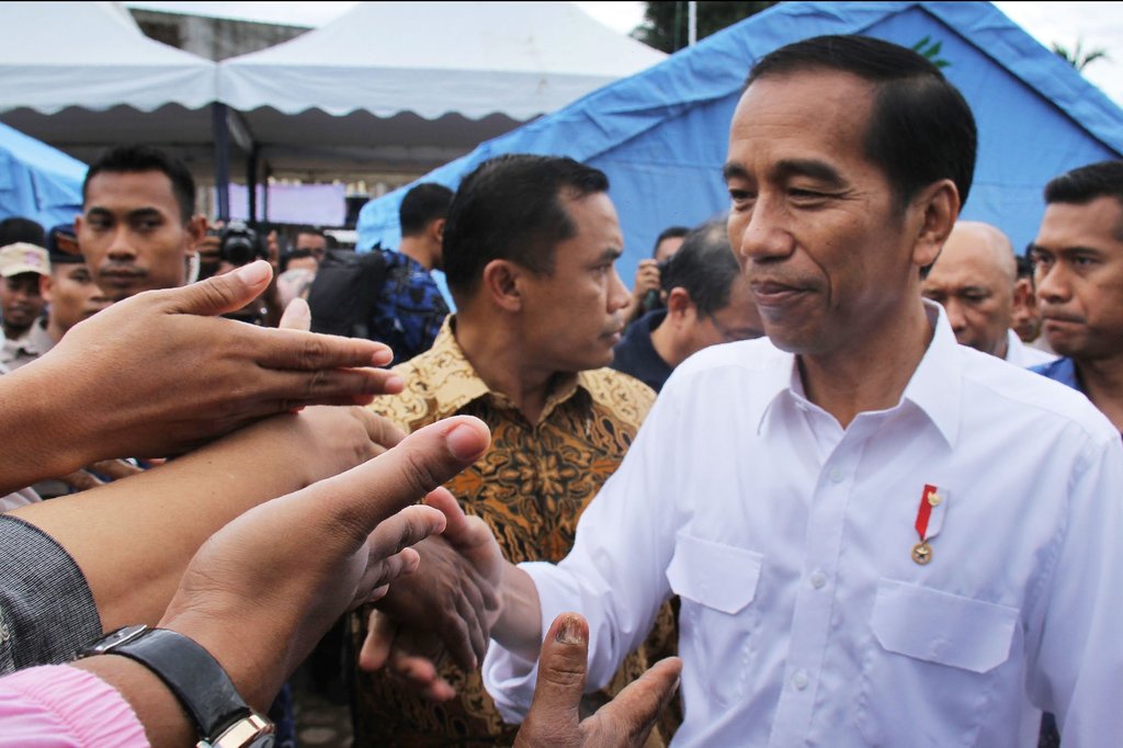 Presiden Republik Indonesia, Joko Widodo saat menyapa warga pada 2017 silam.