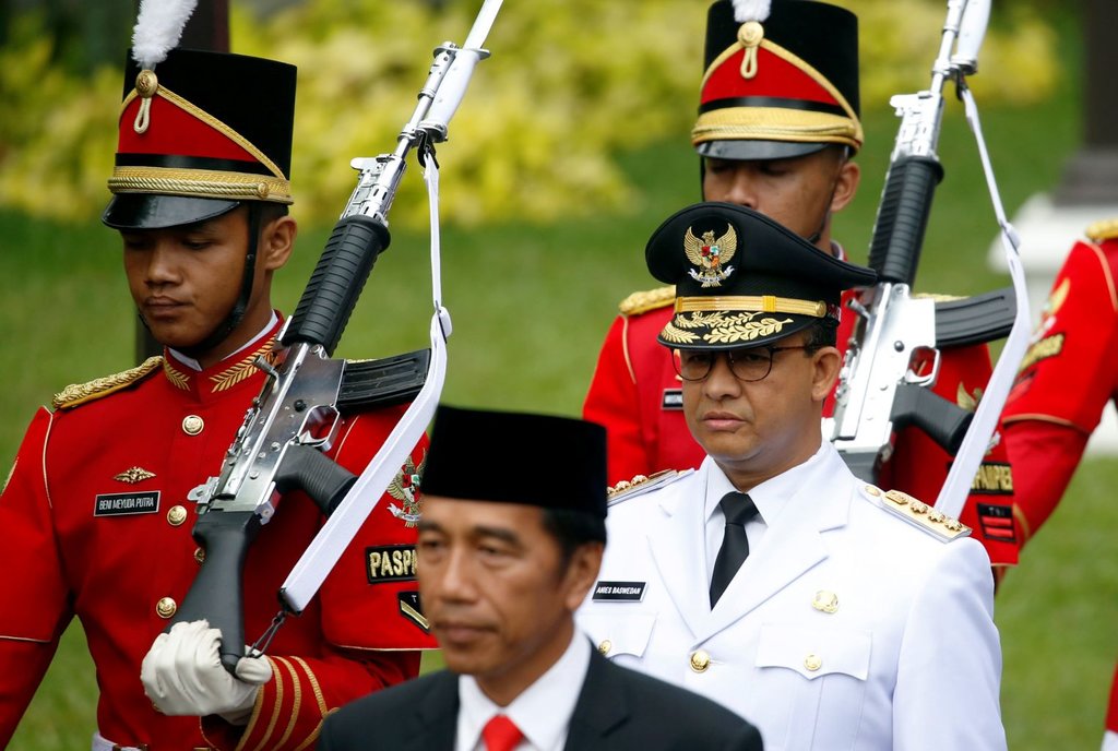 Anies Baswedan saat dilantik sebagai Gubernur DKI Jakarta berjalan di belakang Presiden Joko Widodo dan dikawal protokol kepresidenan pada 2017 silam.