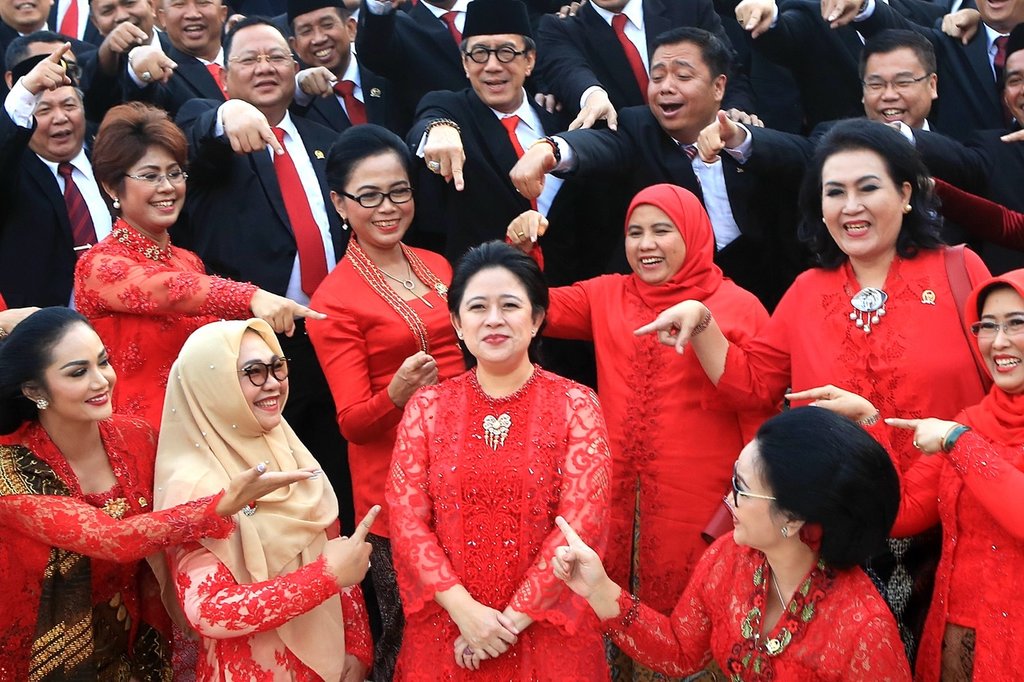 Anggota DPR Fraksi PDIP berfoto sambil menunjuk Puan Maharani (tengah depan) di gedung DPR di Jakarta pada Oktober 2019 silam.