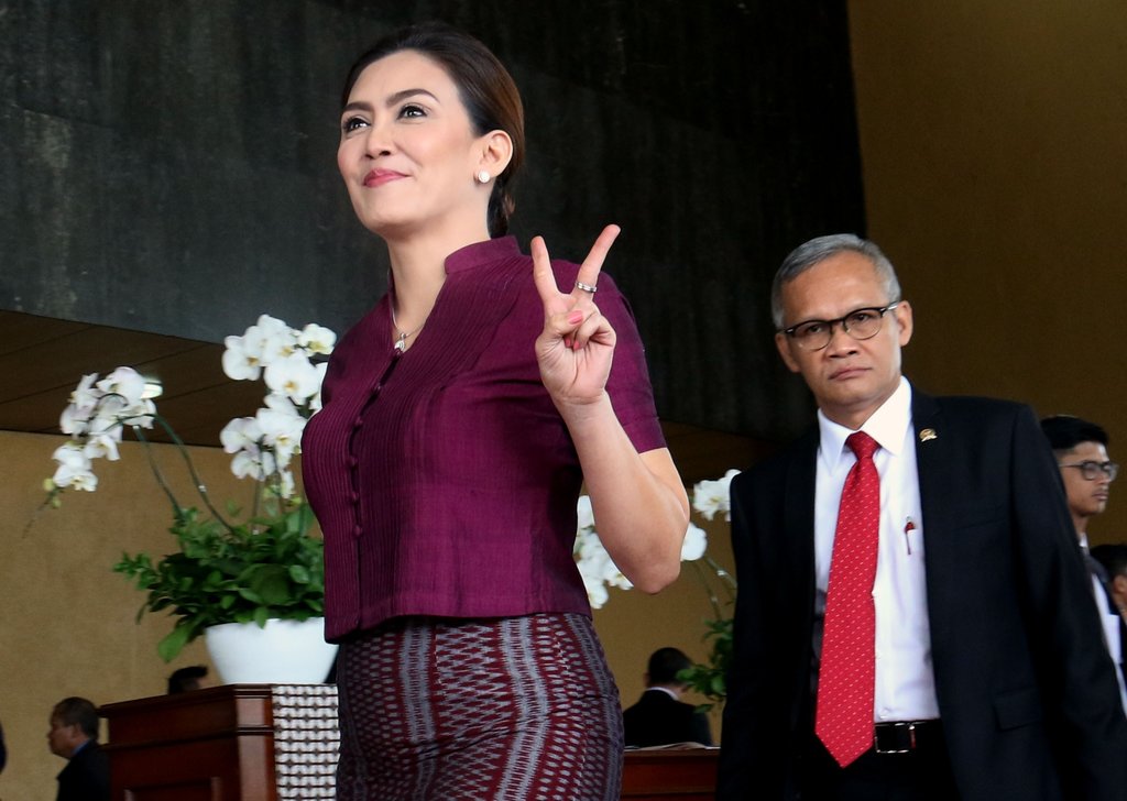 Politisi PDIP Rieke Diah Pitaloka (kiri) diikuti Ketua DPP PDIP Aria Bima (kanan) di kompleks DPR/MPR RI Jakarta.