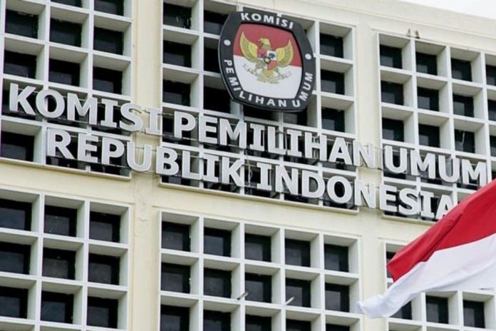 Lambang Komisi Pemilihan Umum (KPU) RI terpampang di depan Gedung KPU yang berlokasi di Jakarta Pusat, DKI Jakarta. (Foto: VOI)
