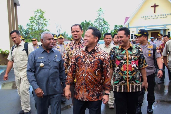 Menteri Dalam Negeri (Mendagri) Tito Karnavian (tengah) mengunjungi Papua pada Oktober 2019 silam. (Foto: Puspen Kemendagri)