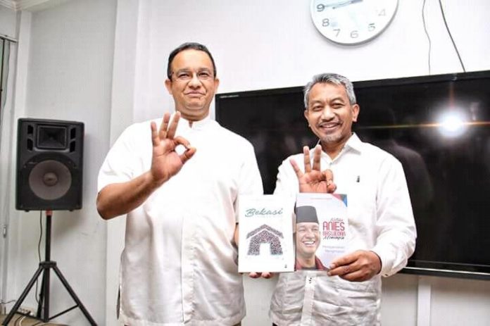 Gubernur DKI Jakarta Anies Baswedan (kiri) berfoto bersama Ahmad Syaikhu (kanan) yang kala itu masih menjabat sebagai Ketua PKS Jawa Barat pada Maret 2017 silam. (Foto: Koleksi Ahmad Syaikhu)
