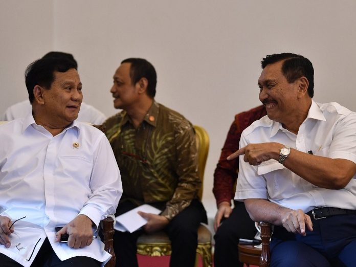 Menteri Pertahanan (Menhan) Prabowo Subianto (kiri) dan Menteri Koordinator Bidang Kemaritiman dan Investasi (Menko Marves) Luhut Binsar Pandjaitan (kanan) ketika menghadiri Sidang Paripurna Kabinet di Istana Bogor, Jawa Barat, pada Februari 2020 lalu. (Foto: Antara)
