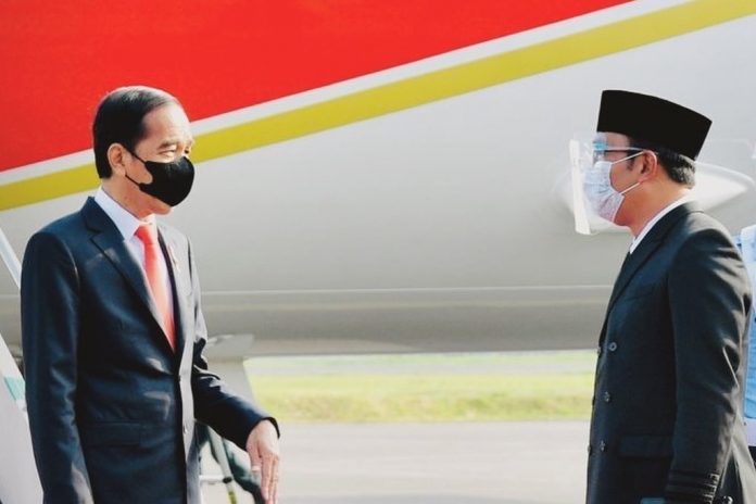 Gubernur Jawa Barat (Jabar) Ridwan Kamil (RK) alias Kang Emil (kanan) mendampingi Presiden Joko Widodo (Jokowi) (kiri) alam acara penetapan Komponen Cadangan 2021 di Pusdik Kopassus Batujajar, Bandung Barat, Jabar, pada 7 Oktober 2021. (Foto: Twitter/@ridwankamil).