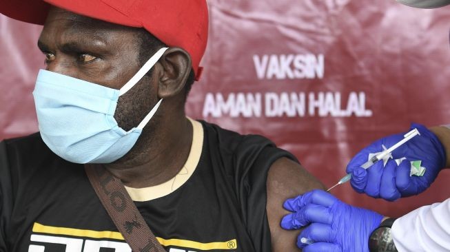Kegiatan vaksinasi dosis pertama di Agats, Asmat, Papua, pada Kamis, 1 Juli 2021 (Foto:ANTARA)
