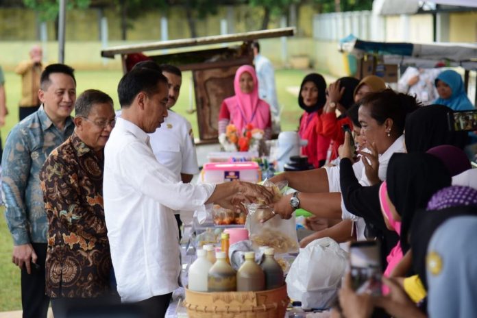 Jokowi Adakan Lomba Makan Warteg