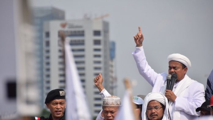 Jokowi, Rizieq, dan Politisasi Covid-19