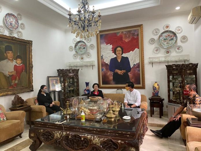 Calon Wali Kota Solo Gibran Rakabuming Raka ketika berkunjung ke kediaman Ketua Umum PDIP Megawati Soekarnoputri. (Foto: Dok. PDIP)