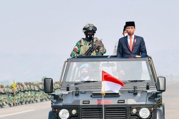 Membaca Siasat Jokowi Pamer Alutsista