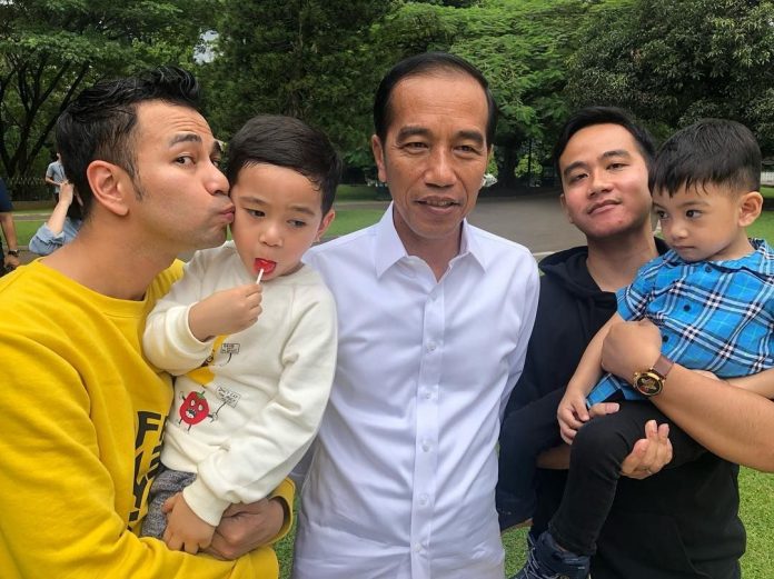 Vaksinasi Jokowi Rasa “Giveaway”