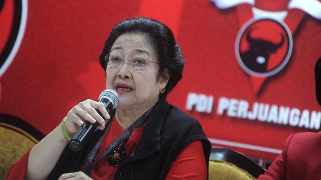 Megawati Sedang Terjebak Mitos?