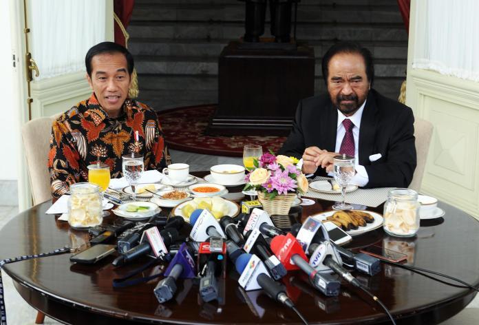 Jokowi Perang dengan Surya Paloh?