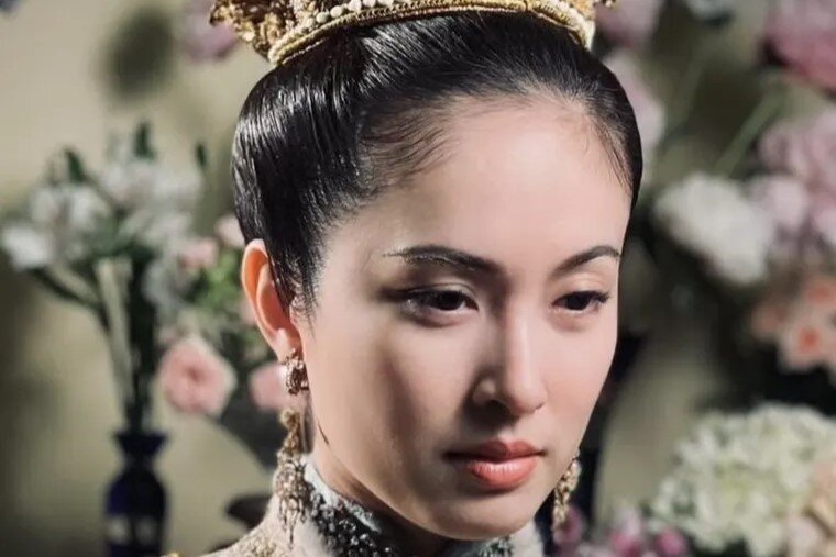 Erining oldida olomon tomonidan sikilgan xotinning pornosini tomosha qiling