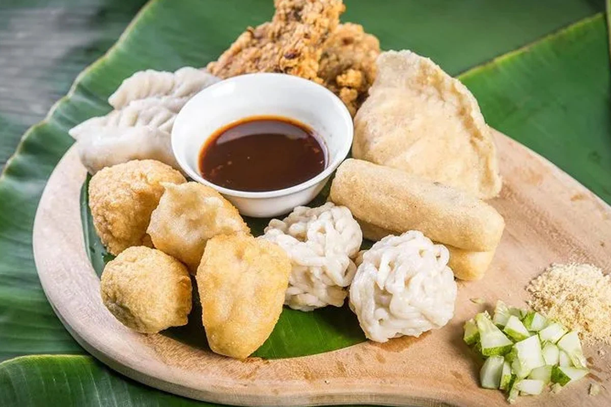 Sepiring pempek Palembang lengkap dengan kuah cuko