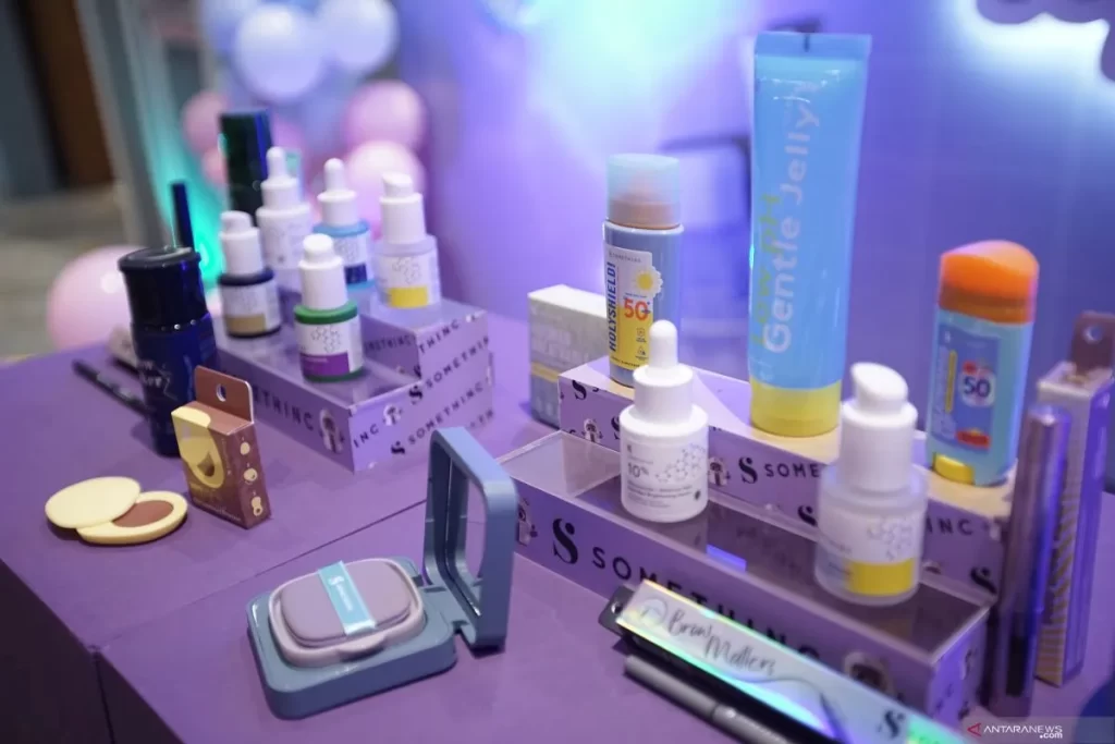 gambar 5 rangkaian produk skincare dan make up somethinc yang kini berjumlah ratusan sku atau jenis produk doksomethinc.jpg