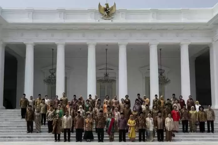 Jokowi, Putin dan 9 Menteri Wanita Indonesia