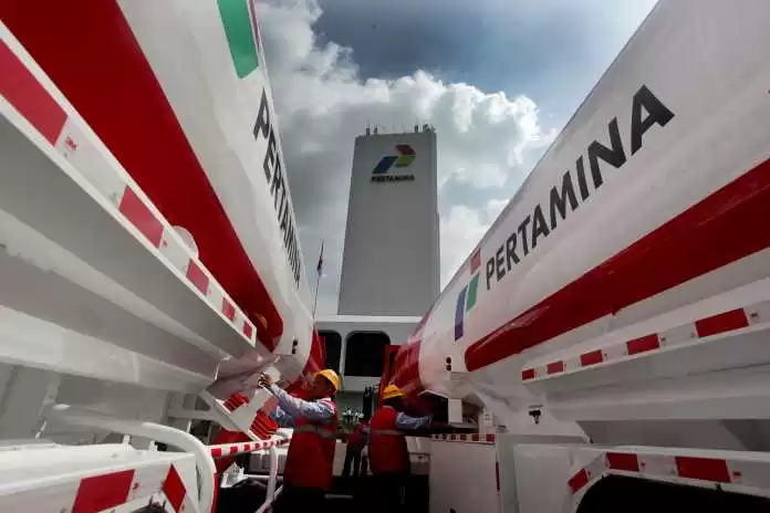 Pekerja mengecek truk tangki pembawa bahan bakar gas di Kantor Pusat Pertamina, Jakarta, Rabu (10/12)