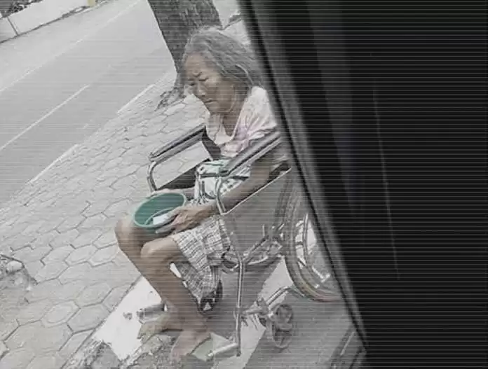 Diturunkan dari Mobil Van, Ibu Tionghoa Ini Dipaksa Anaknya Mengemis