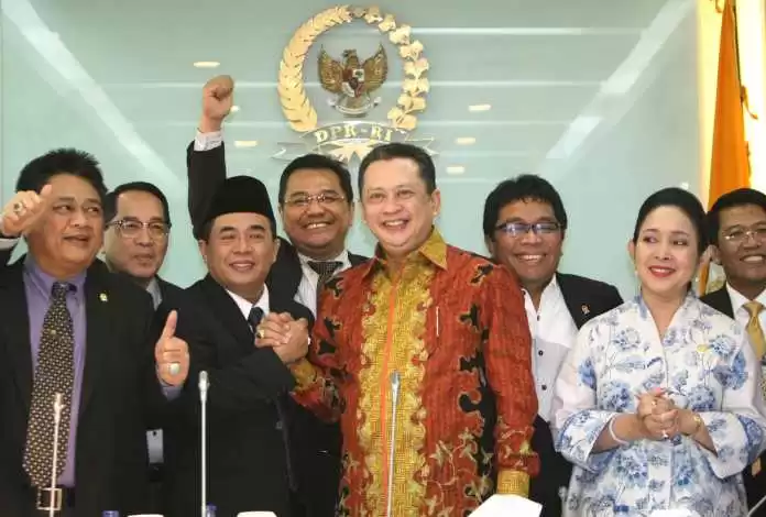 Ketua Fraksi Golkar versi Munas Bali Ade Komaruddin (ketiga kiri) bersama Sekretaris fraksi Bambang Soesatyo (tengah), Anggota DPR dari fraksi Partai Golkar Titiek Soeharto (kedua kanan) dan anggota fraksi Partai Golkar lainnya merayakan kemenangan sengket