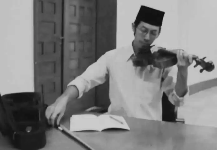 Mereklamasi Lagu Indonesia Raya