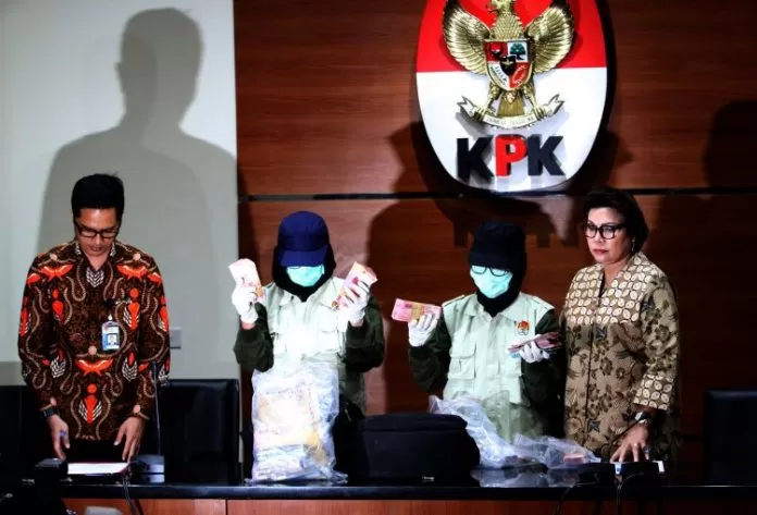 kpk-gelar-barang-bukti-ott-nganjuk_20171026_214056 Ingat-ingat Pesan Pakde