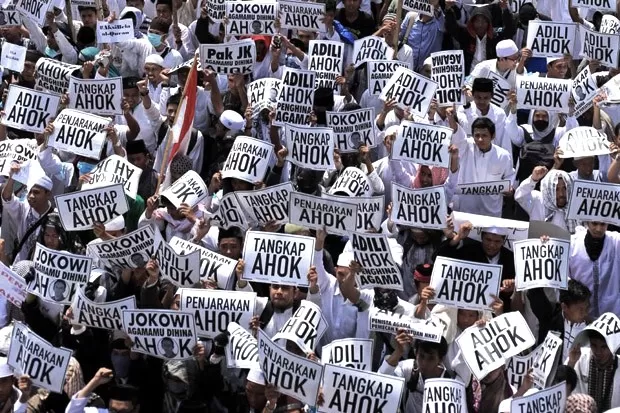 Berebut Kekuatan Massa 212