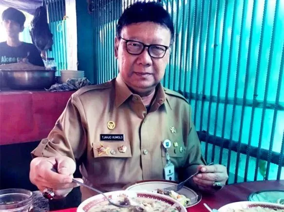 Mendagri-makan-sop-kambing Mendagri, Rawon, dan Kerupuk