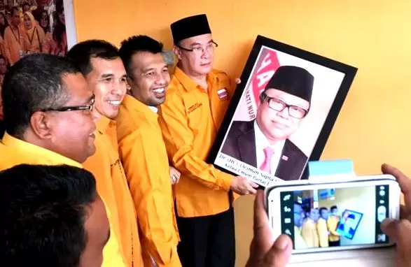 Oso dipecat Oso, Spesialis Memecah Belah