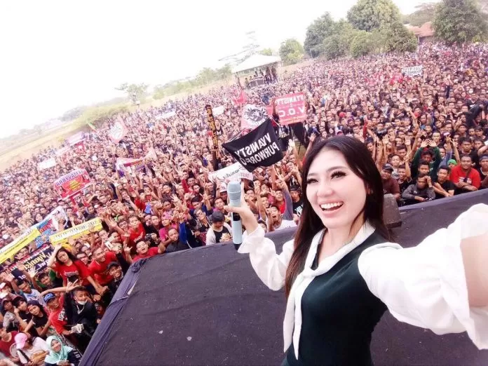 Via-Nella Senasib dengan Megawati