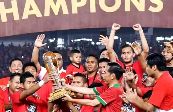 Jokowi Piala Presiden Jokowi Tergelincir Bola
