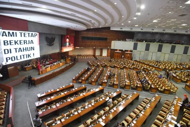 DPR Pantas Naik Gaji?