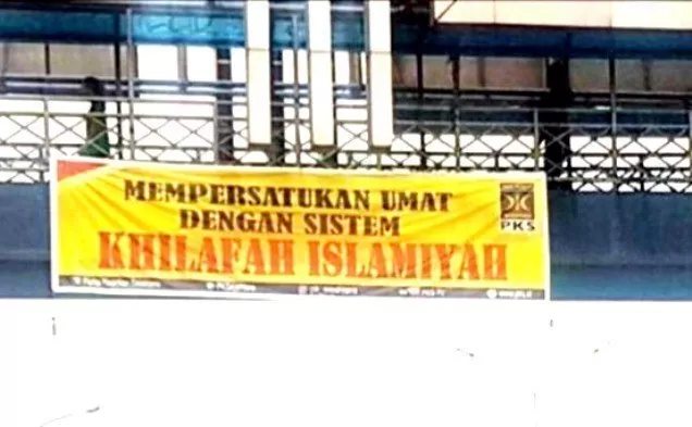PKS Terbelit Spanduk Khilafah