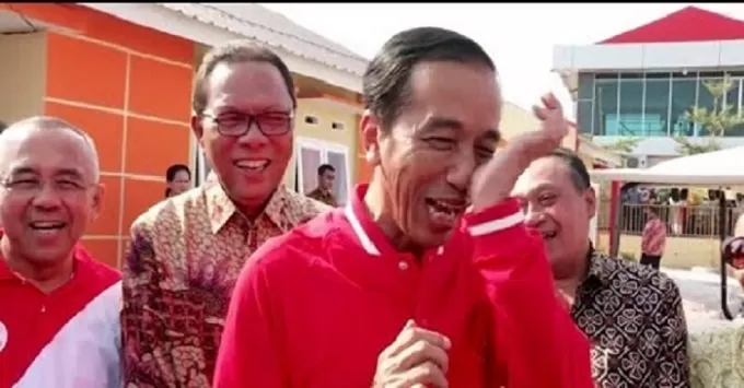 Di Balik Tertawa Ngikik Jokowi