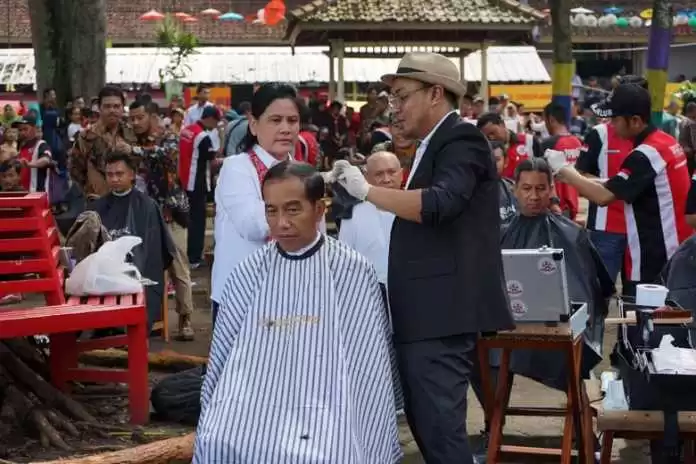 Jokowi Salah Potong Rambut!
